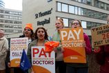 Rezidentni lekari v Anglicku spustili strajk za platy