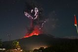Sopka v Indonezii po mesiaci znova vybuchla