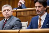 Dva rozsudky nutia Roberta Fica zostat pri moci