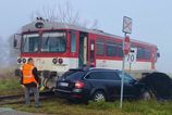 Na trase Dobra Niva Zvolen doslo k zrazke vlaku a auta policia vyzyva na opatrnost