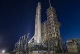 Na Medzinarodnu vesmirnu stanicu nepoleti Rusky kozmonaut si vo vycvikovom stredisku v USA fotil motory SpaceX