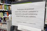V obchodoch sa objavili napisy o povinnosti