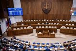 Napatie v parlamente narasta Nezaradenych poslancov pribuda niektore kluby bojuju o prezitie