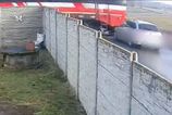 Policajti predviedli ako vlak narazil do auta na zeleznicnom priecest