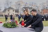 Volodymyr Zelenskyj s prvou damou si pri prilezitosti stvrteho vyrocia oslobodenia Buce uctili obete
