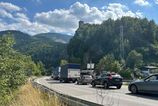 Na ceste pod Strecnom sa tvoria kolony po nehode dvoch nakladnych aut