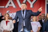 Ostrelevaci volici privezeni autobusmi a rady o bozkavani Robert Fico na oslavach odkazal ze vyhra volby aj keby ich slak trafil