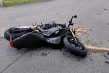 Policia zasahuje pri vaznej dopravnej nehode v Trstenej sa zrazilo auto s motocyklom hlavna cesta je ciastocne blokovana