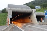 tunel branisko bol uplne uzatvoreny z dovodu zrazky kamiona s osobnym autom