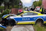 Rychlo a zbesilo po polsky Mustang opitego vodica dostal sireny aj tak skoncil v plote