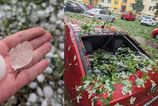 Slovensko sa ocita pod vplyvom burok Zapad hlasi nehody na R1 zrusene vlaky a popadane stromy na severe hrozia povodne video