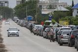 giganticke rady pred cerpaciimi stanicami v rusku satelitne snimky odhaluju kilometrove kolony aut cakajucich na benzin