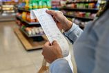 Slovaci viac minaju v kamennych obchodoch Maloobchodne trzby uz druhy mesiac za sebou realne vzrastli o 2 percenta