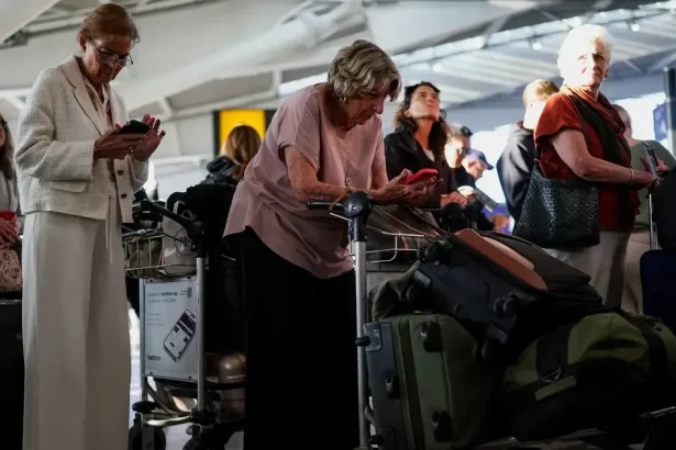 Britské letiská paralyzovala porucha riadenia letov, tisíce ľudí uviazli v halách