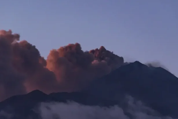 Etna opäť ochromila dopravu, letisko v Catanii naďalej zatvorené