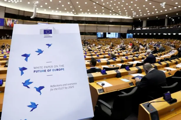 EÚ pripravuje štít proti dezinformáciám. Europarlament označil Rusko za hlavnú hrozbu