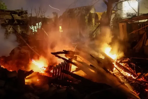 Kyjev čelil ďalšiemu masívnemu útoku. Ruské rakety a drony zabili tri osoby