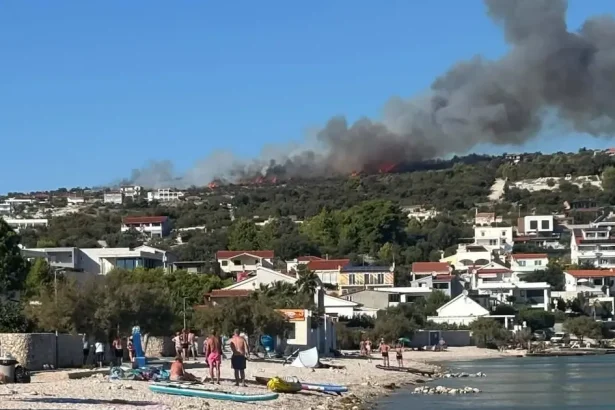Po Brači zachvátil požiar ďalšiu obľúbenú destináciu Slovákov. Chorváti nasadili lietadlá