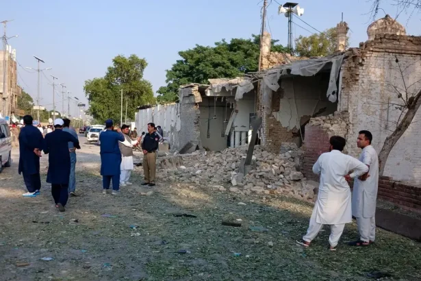 Samovražedný útok pri policajnej stanici v Pakistane zabil desiatky ľudí