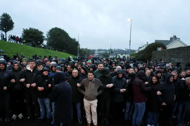 Tisíce ľudí zablokovali sporný pochod oranžistov v Portadowne