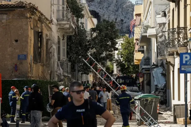V Aténach hlásia po výbuchu budovy šesť nezvestných, z toho štyroch turistov