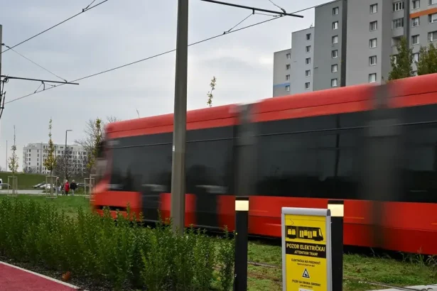 Bratislava čaká na verdikt hygienikov. Kľúčová trať nemá definitívnu kolaudáciu