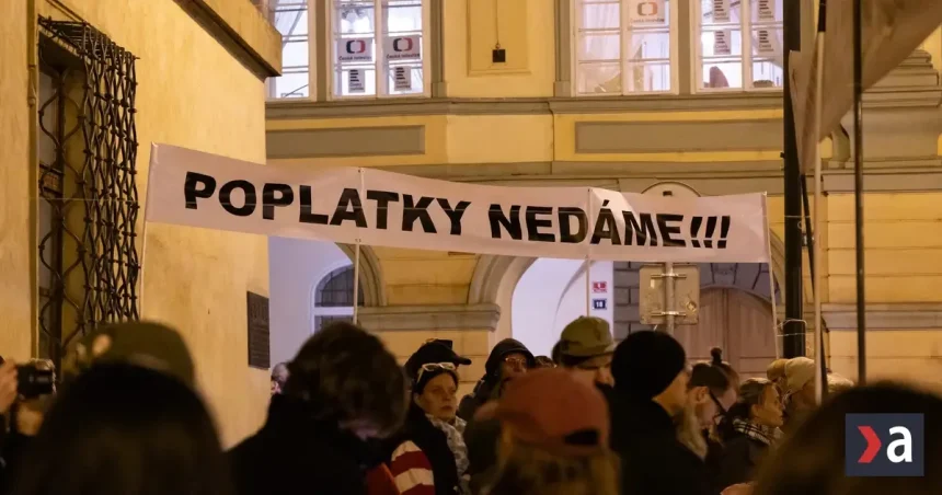 České divadlá prerušili klaňačky na podporu verejnoprávnych médií pre obavy o nezávislosť