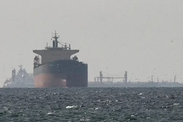 Irán hlási útoky na sedem ropných tankerov pri Hormuze a varuje USA pred odvetou