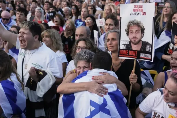 Izrael si pripomína obete útoku Hamasu spred troch rokov