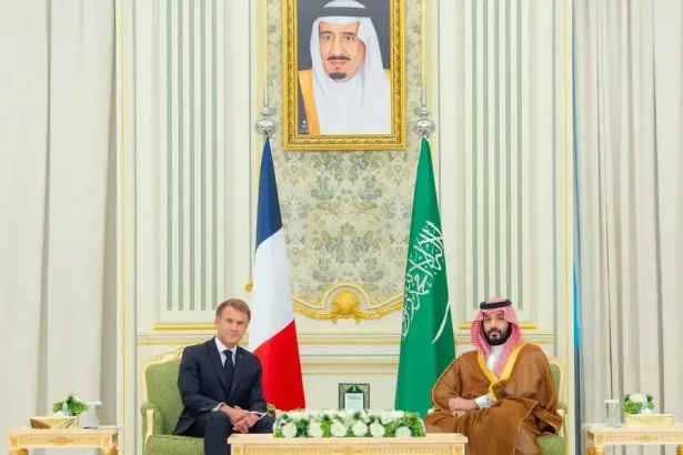 Macron dohodol v Rijáde ďalšie dodávky nafty, venuje sa aj nepokojom doma