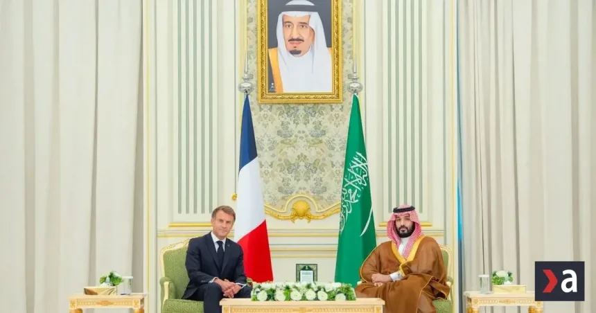 Macron dohodol v Rijáde ďalšie dodávky nafty, venuje sa aj nepokojom doma
