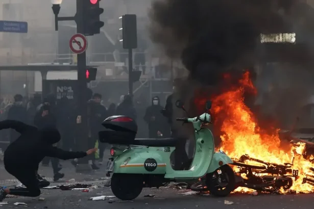 Masové protesty vo Francúzsku: polícia zadržala minimálne 166 osôb