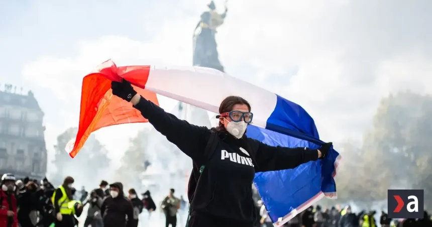 Paríž a ďalšie mestá sprísňujú nočný zákaz vychádzania a zaviedli zákaz demonštrácií 1 Paríž a ďalšie mestá sprísňujú nočný zákaz vychádzania a zaviedli zákaz demonštrácií