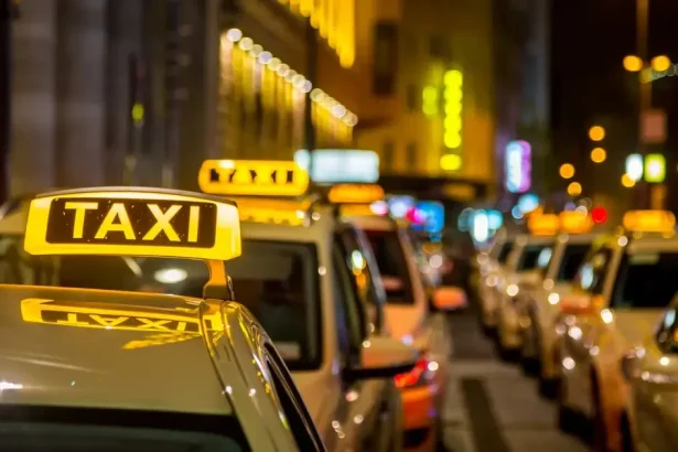 Polícia pri kontrole taxislužieb našla stovky priestupkov a podozrenia z nelegálnej práce