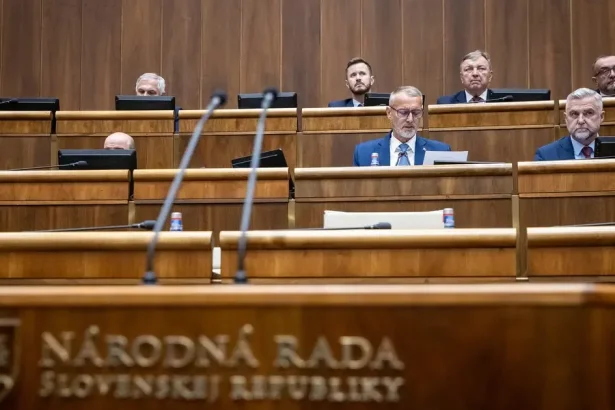 Poslanci dostávajú na asistentov a kancelárie viac ako 4-tisíc eur mesačne