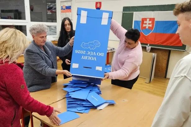 Premiér: Z volieb sa nedajú robiť politické závery. Prezident poďakoval za účasť