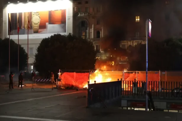 Protestujúci v Miláne zaútočili kameňmi na policajtov, stanica metra Duomo je zatvorená