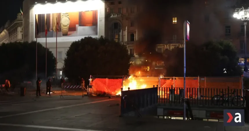 Protestujúci v Miláne zaútočili kameňmi na policajtov, stanica metra Duomo je zatvorená