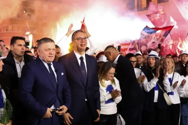 Srbský prezident našiel záľubu vo Ficovi. Študenti protestujú proti smerovaniu krajiny