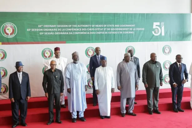 Tri vojenské junty po odchode z ECOWAS sa vracajú k rokovaniam